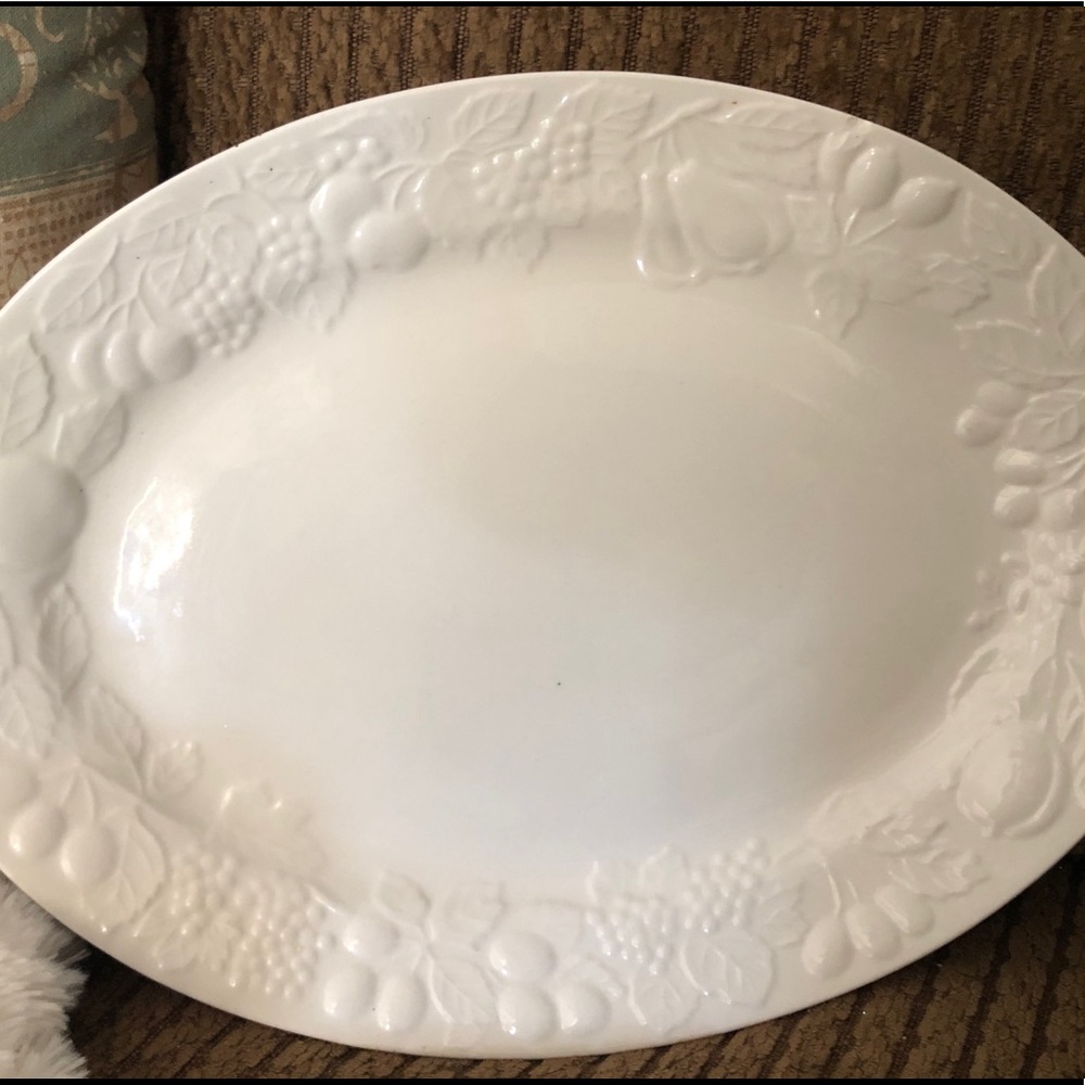 💛 𝓖𝓸𝓻𝓰𝓮𝓸𝓾𝓼 Vintage Gibson FRUIT Embossed White Oval Serving Platter